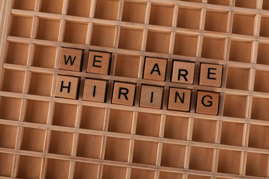Mensagem de recrutamento destacando a importância de contratar talentos para o crescimento da empresa.
