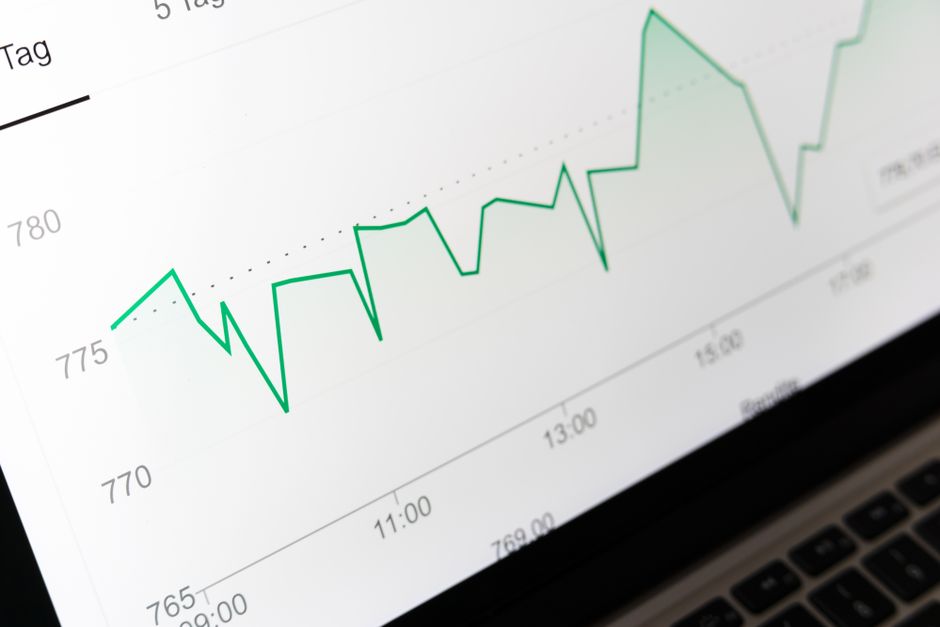 Gráfico de linhas exibindo tendências de crescimento financeiro ao longo do dia, ideal para ilustrar temas de análise de dados financeiros e desempenho de investimentos.