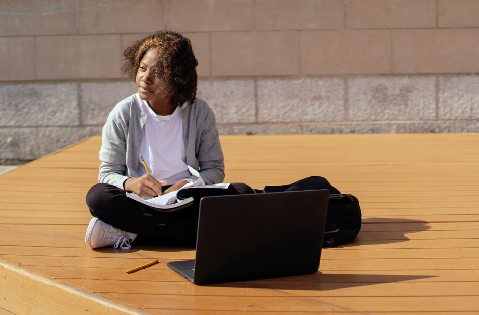 Como usar plataformas online para entretenimento educativo em 2026: guia completo