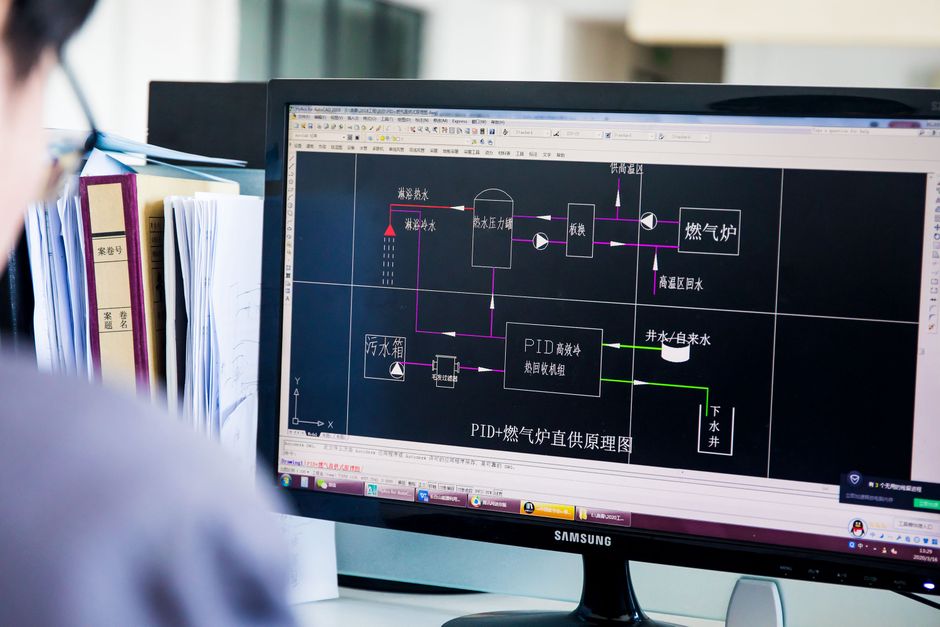 Imagem de uma tela de computador exibindo um diagrama técnico relacionado a processos de engenharia ou automação industrial, com um profissional analisando o conteúdo.