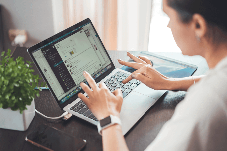 Imagem de uma pessoa utilizando um laptop para realizar atividades relacionadas a gestão de negócios ou comunicação empresarial.
