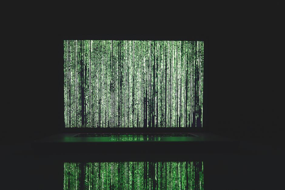 Tela de computador exibindo código binário, simbolizando temas de segurança digital ou hacking em um artigo de tecnologia.