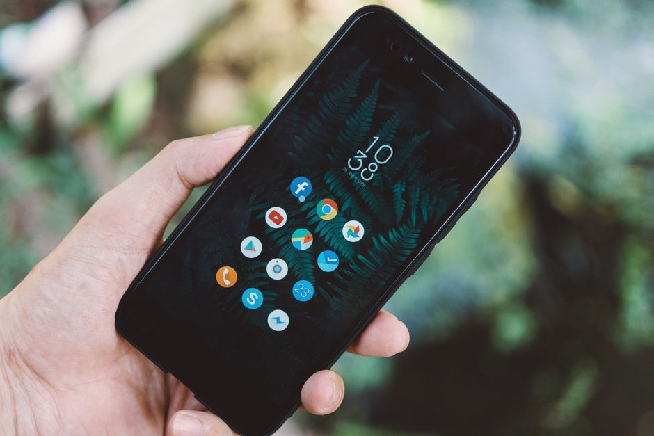 Imagem de um smartphone na mão, com aplicativos de redes sociais abertos, representando o tema de comunicação digital e tecnologia móvel.