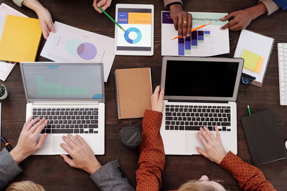Reunião de equipe analisando dados e gráficos em um ambiente de trabalho colaborativo