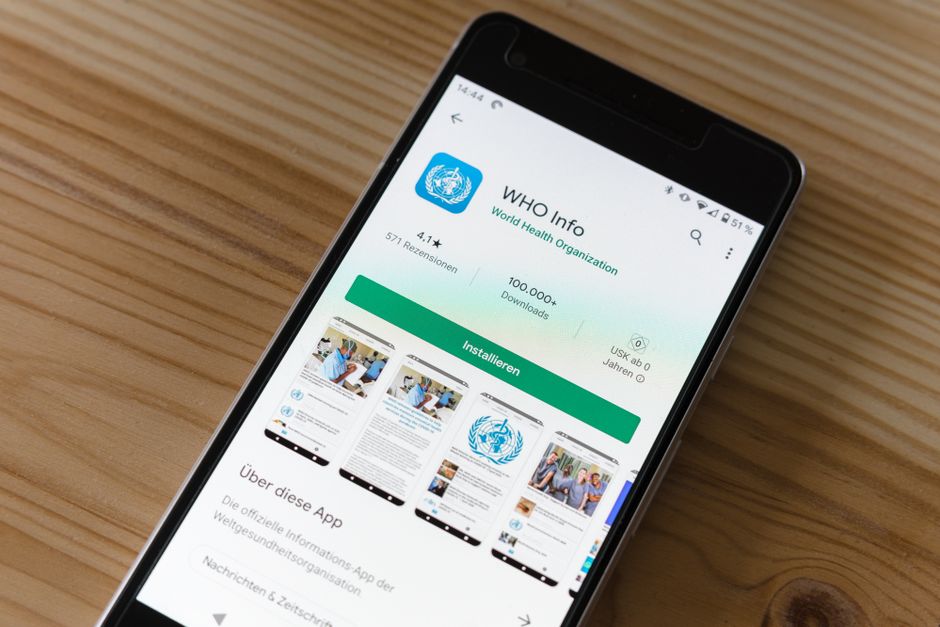 Imagem de um smartphone exibindo o WhatsApp Informações da Organização Mundial da Saúde, ideal para artigos sobre comunicação institucional ou saúde pública digital.