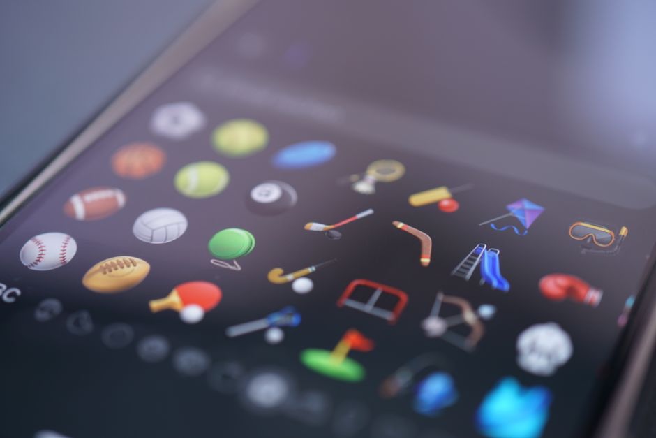 Imagem de um smartphone com diversos ícones de aplicativos de esportes e lazer na tela, representando entretenimento digital e aplicativos esportivos.