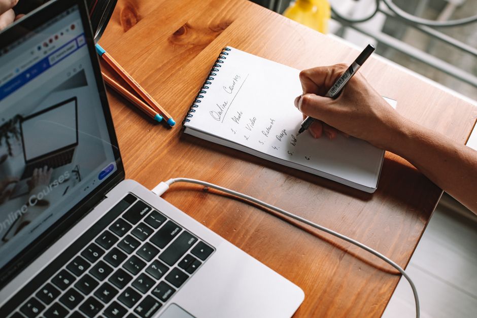 Como escolher cursos online confiáveis para estudar em 2026: guia completo
