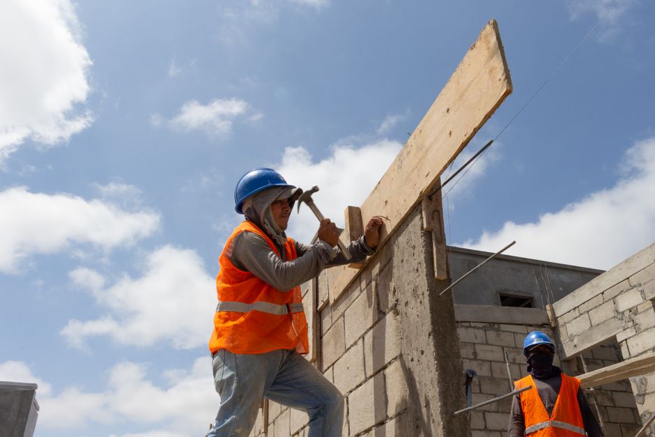 Dicas para estudantes que trabalham na construção civil em 2026: guia completo para conciliar estudos e obra