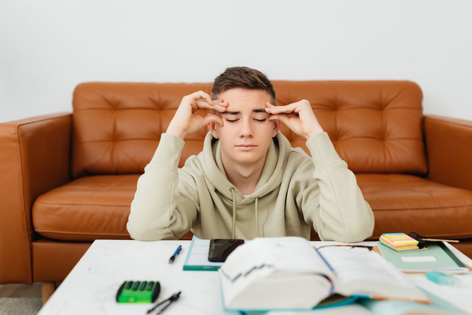 Dicas para manter o foco nos estudos e evitar distrações online em 2026