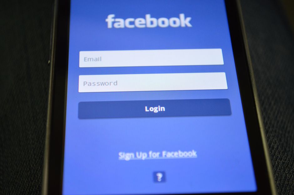 Imagem de um smartphone exibindo a tela de login do Facebook, simbolizando acesso às redes sociais e comunicação digital.