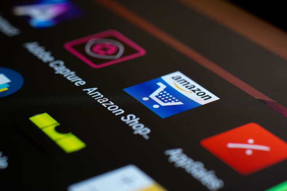 Imagem de uma tela de smartphone exibindo o aplicativo da Amazon Shop, relacionada a compras online e comércio eletrônico.