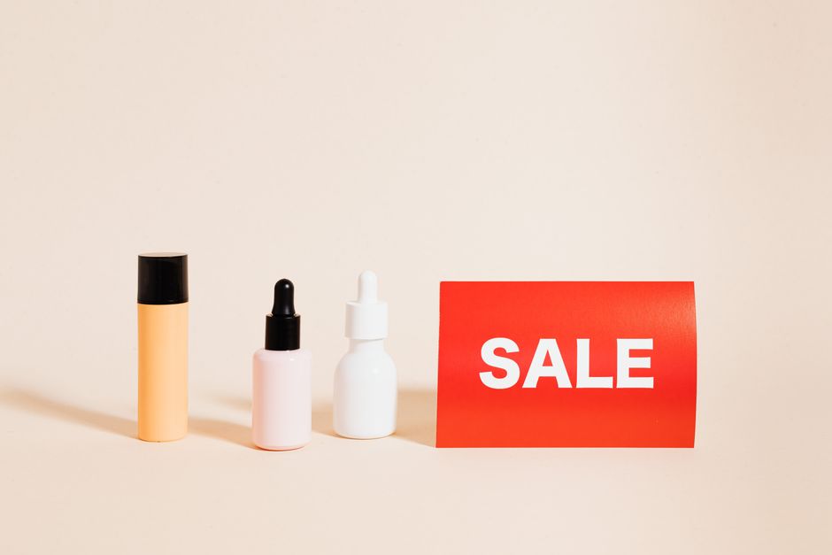 Produtos de beleza em promoção com um cartaz de sale, ideal para destacar ofertas e descontos em um blog de marketing ou comércio eletrônico.