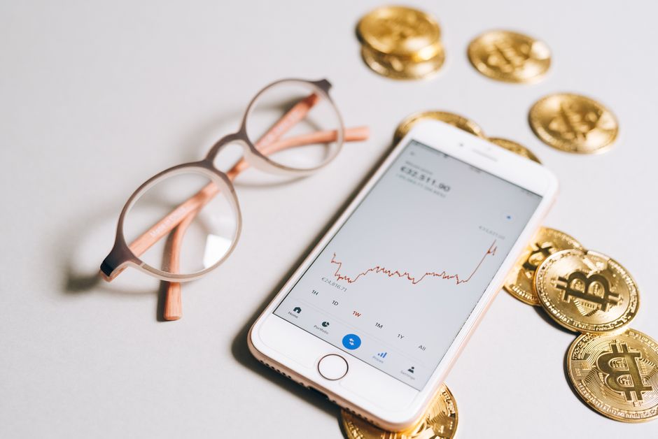 Imagem que ilustra análise de investimentos e finanças pessoais, com foco em mobilidade digital e controle financeiro.