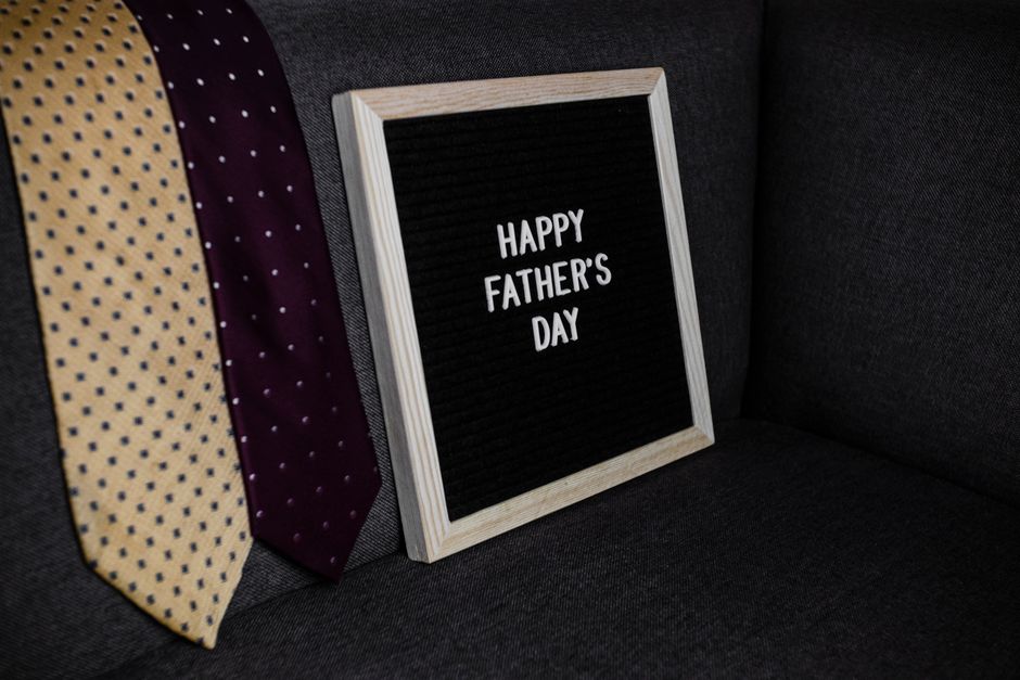 Quadro de mensagens comemorativas com destaque para o Dia dos Pais, decorando um ambiente acolhedor.