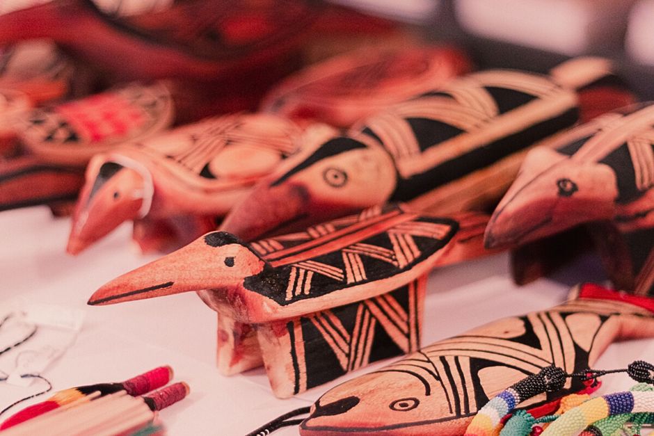 Artefatos tradicionais africanos decorativos, destacando suas cores vibrantes e formas únicas para ilustrar cultura e artesanato.