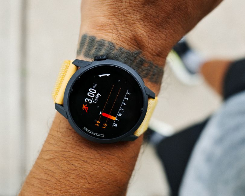 Imagem de um smartwatch exibindo dados de corrida, com foco na importância do monitoramento de atividades físicas para o bem-estar.