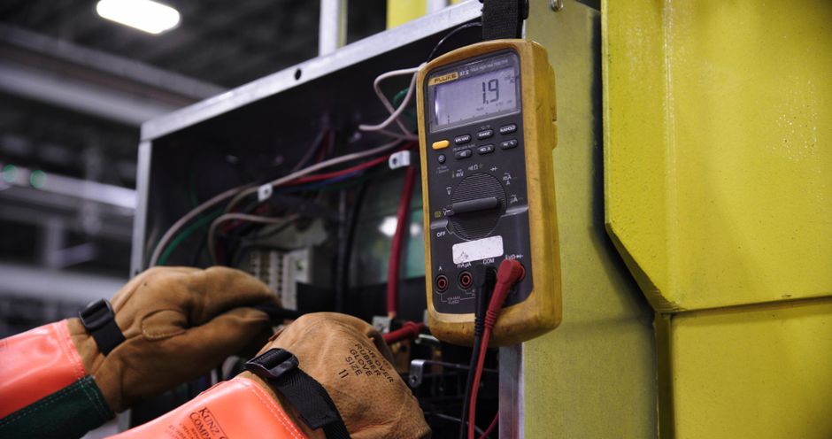 Como escolher um curso técnico em eletricidade industrial em 2026: guia completo
