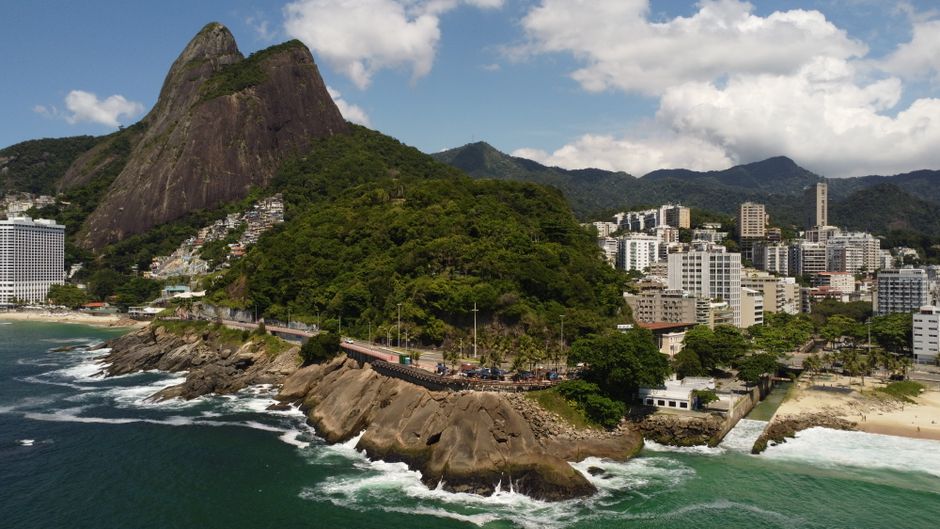 Vista panorâmica do Rio de Janeiro com a união da cidade urbana e a natureza do Pão de Açúcar, destacando a beleza da paisagem carioca.