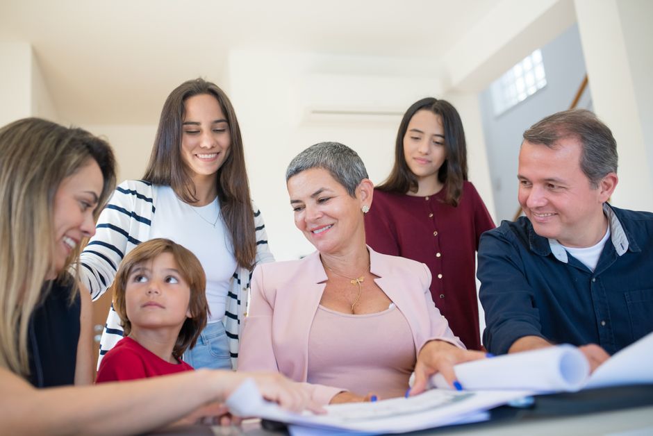 Família reunida em um momento de convivência e alegria em casa, celebrando juntos com sorrisos e interação afetuosa.