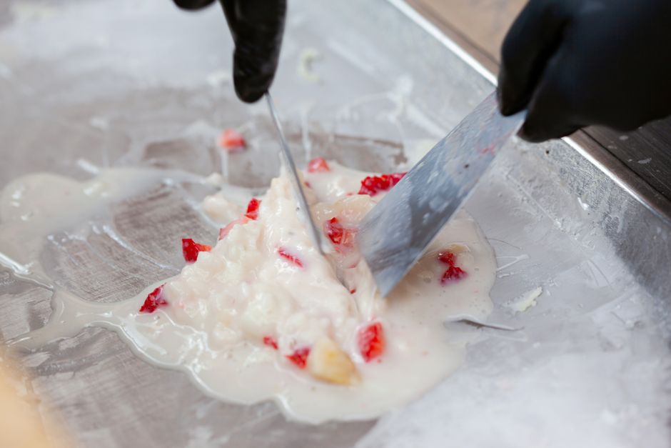 Contato direto com ingredientes de uma preparação culinária, evidenciando a temática de gastronomia e cozinha.