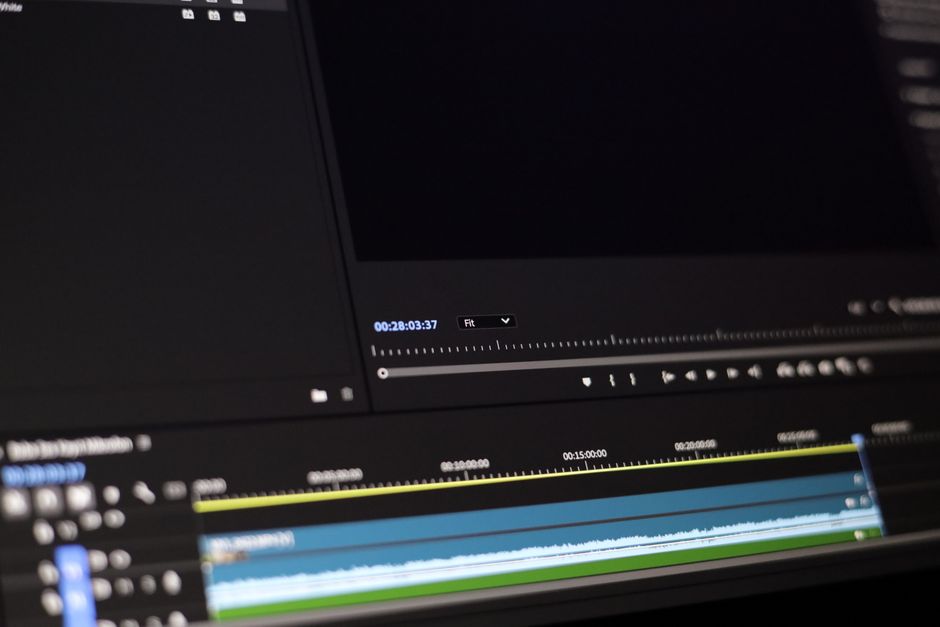 Imagem de uma tela de edição de vídeo com diversas faixas de áudio e vídeo, representando o processo de produção de conteúdo digital.