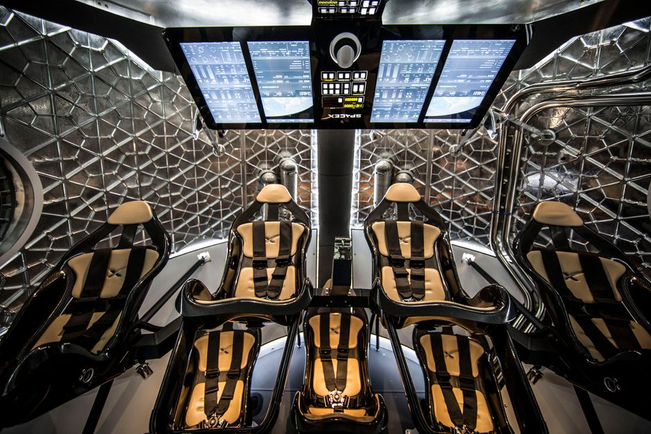 Imagem de uma cabine de foguete futurista com assentos de alta tecnologia e telas de controle, destacando inovação em exploração espacial.