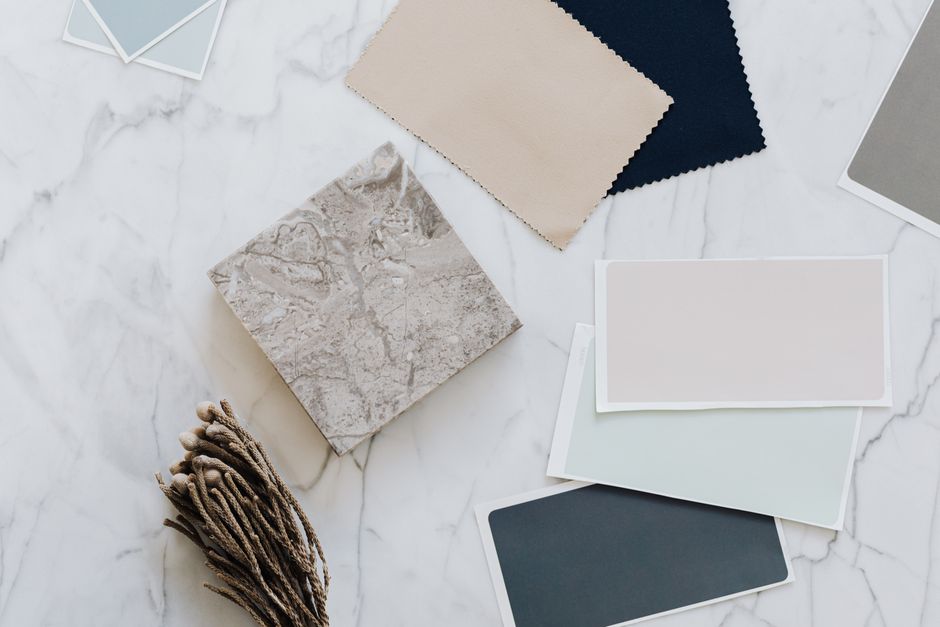 Amostras de cores e texturas de materiais utilizados no design de interiores ou moda, dispostas de forma organizada para escolha de combinações estéticas.
