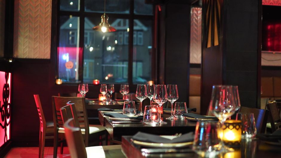 Dicas para melhorar a iluminação em restaurantes: guia completo 2026