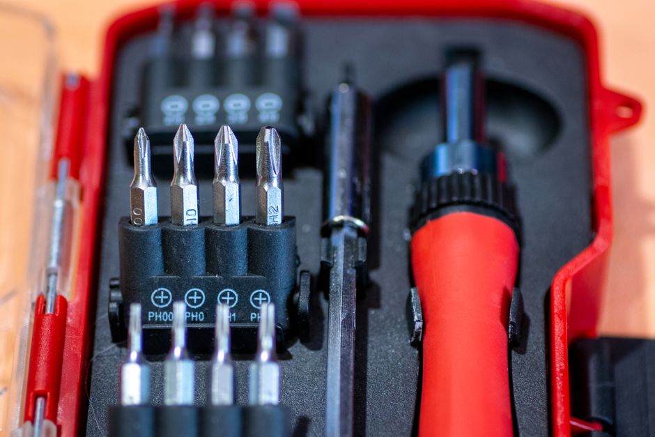 Ferramenta de eletricista usada para manutenção e reparo de circuitos elétricos, destacando as pontas de diferentes tamanhos e o dispositivo de comando com isolamento em vermelho.