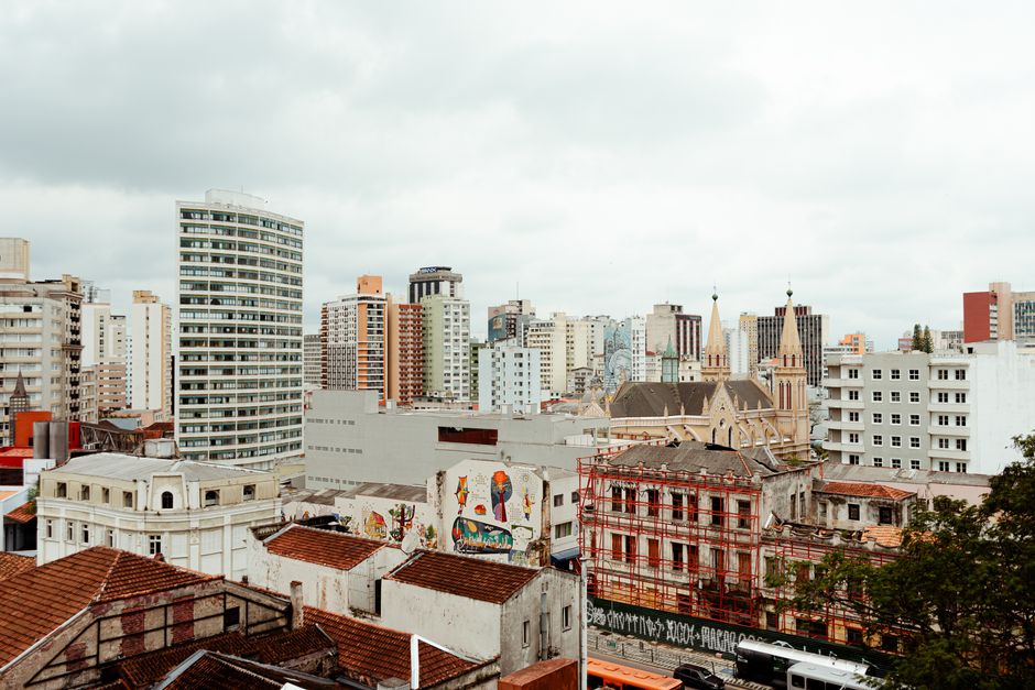 Imagem de uma cidade com prédios modernos e históricos, destacando a mistura de arquitetura urbana e cultural em um ambiente urbano.