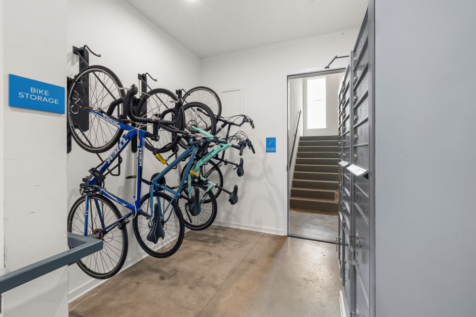 Imagem de uma área de armazenamento de bicicletas, ideal para ilustrar tópicos sobre mobilidade urbana ou transporte sustentável em um blog.