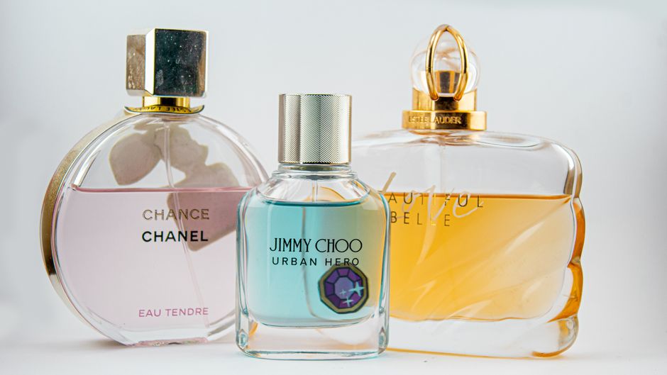 Três frascos de perfume sofisticados alinhados, destacando elegância e estilo na decoração de um espaço de beleza ou moda.