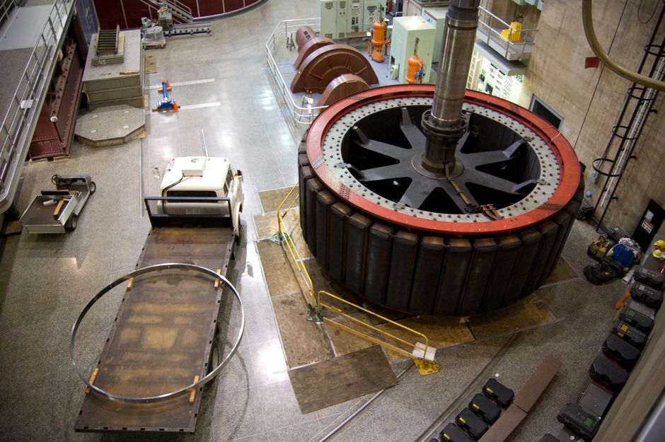 Imagem de uma instalação industrial com maquinaria pesada em um ambiente técnico e de engenharia.