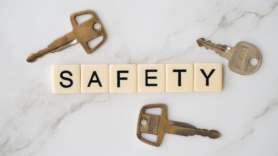 Imagem destacando a importância da segurança, representada por chaves e letras formando a palavra 'SAFETY', ideal para artigos sobre gestão de riscos e proteção de bens.