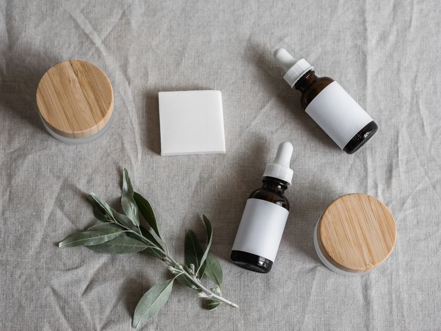 Produtos naturais e aromáticos dispostos ordenadamente, sugerindo um foco em bem-estar e cuidados pessoais sustentáveis.