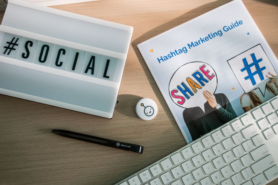 Imagem de um espaço de trabalho digital focado em estratégias de marketing nas redes sociais, com destaque para hashtags e recursos de compartilhamento.