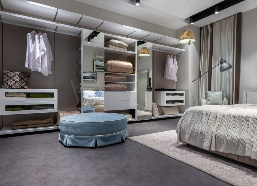 Quarto moderno com closet organizado, iluminação suave e ambiente acolhedor para relaxamento e estilo de vida confortável.
