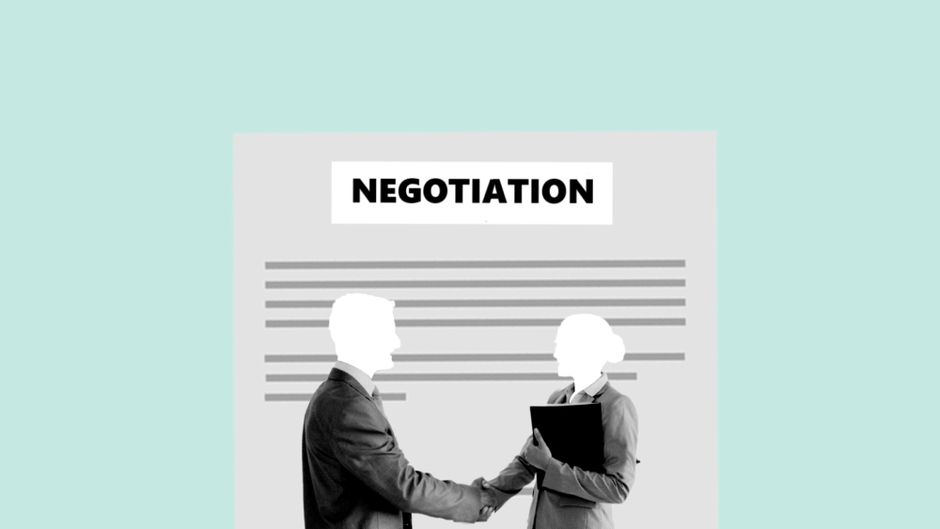 Imagem ilustrativa de uma negociação de negócios com dois profissionais apertando as mãos em frente a um painel que diz 'Negociação', representando negociações empresariais e parcerias.