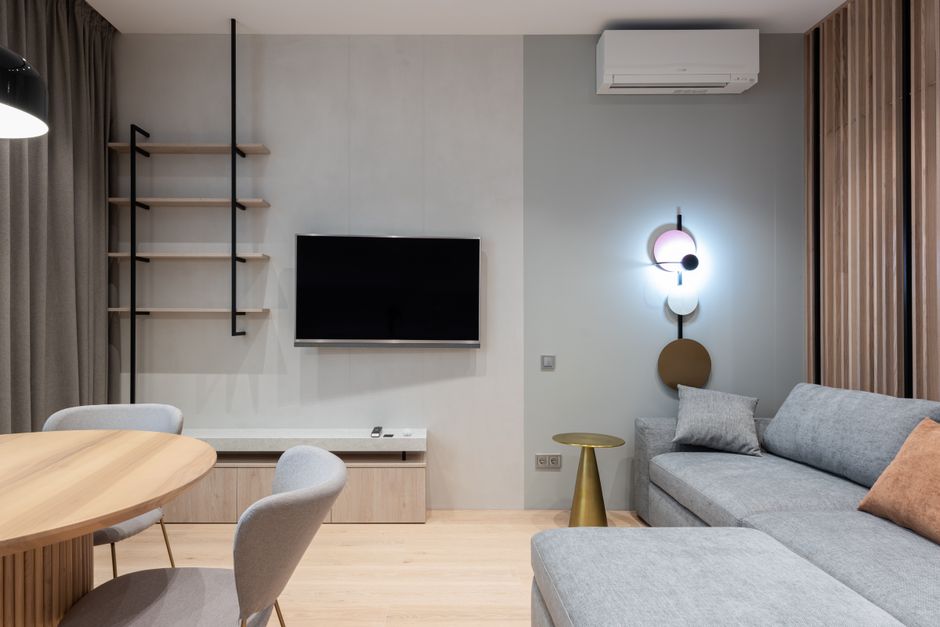 Imagem de uma sala de estar moderna com decoração minimalista, foco em conforto e design contemporâneo para artigos sobre decoração e ambientes residenciais.