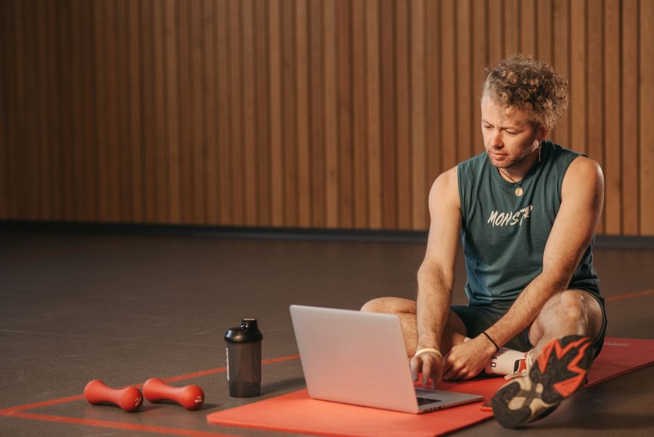 Como começar a praticar esportes online em 2026: guia completo para iniciantes