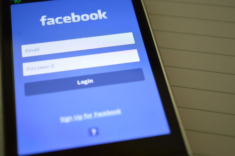 Tela de login do Facebook exibida em smartphone, indicada para textos sobre redes sociais, marketing digital e presença online.