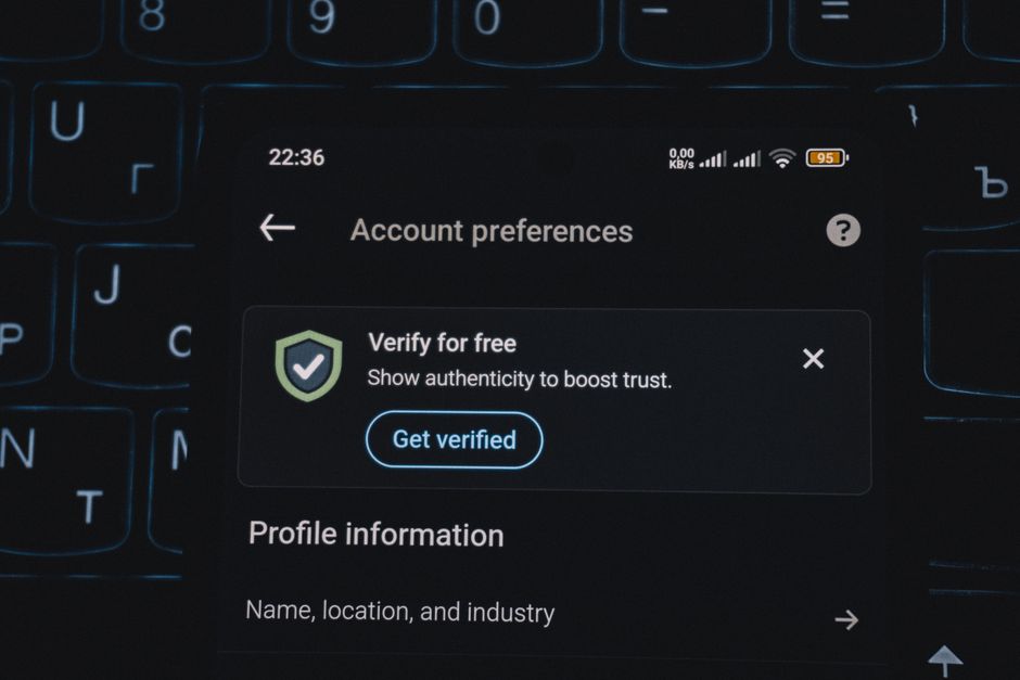Tela de configurações de conta digital exibindo solicitação de verificação para aumentar a confiança dos usuários, sobre segurança e autenticação online.