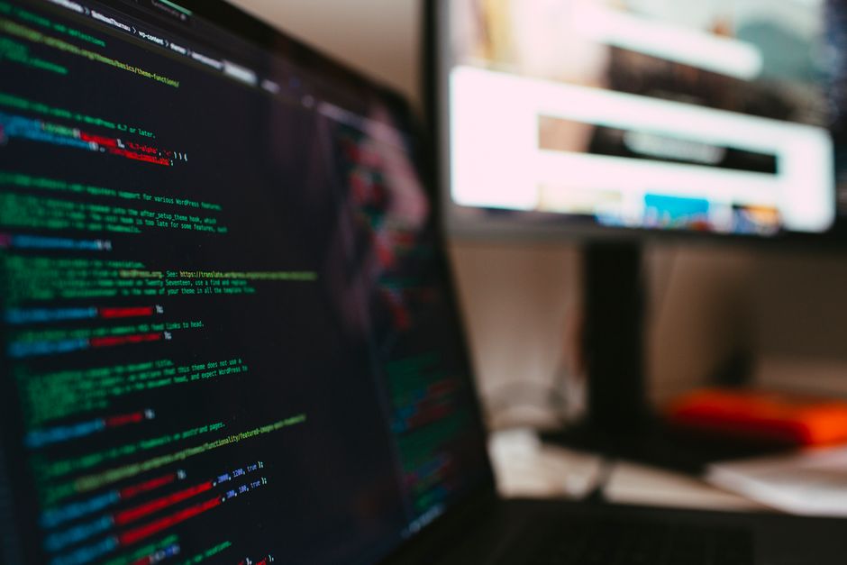 Imagem que representa desenvolvimento de software ou programação em ambiente de trabalho digital.