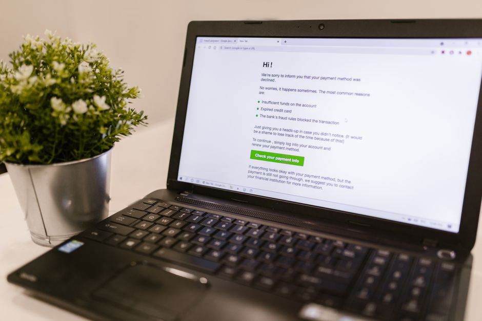 Imagem de um laptop exibindo uma mensagem de denúncia de pagamento recusado, simbolizando problemas financeiros ou técnicas relacionadas a transações online.