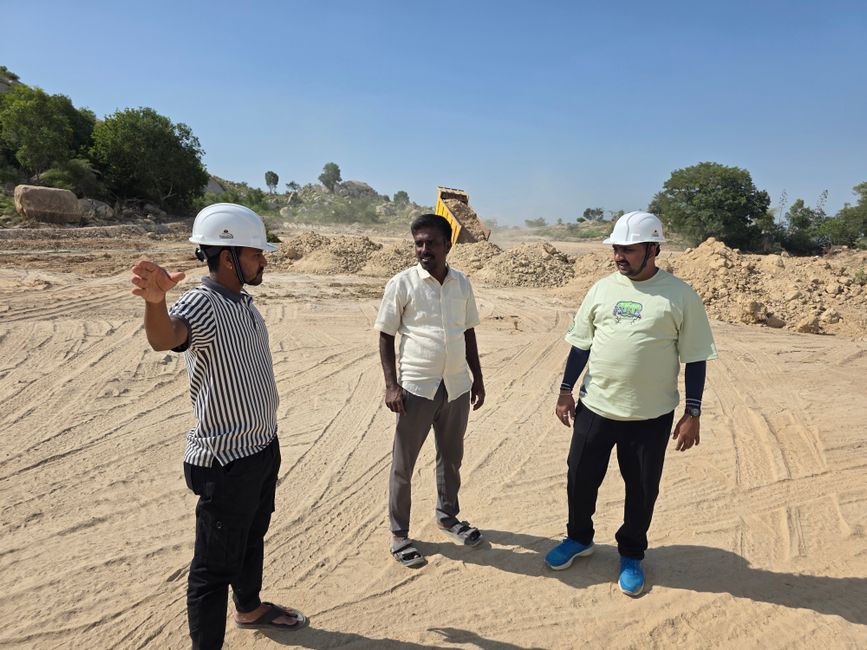 Homens discutindo planos de projeto de construção em um terreno de suor e produtividade ao ar livre