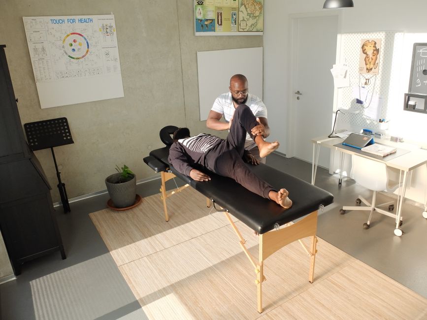 Fisioterapeuta realizando avaliação ou tratamento de um paciente em uma clínica de fisioterapia.