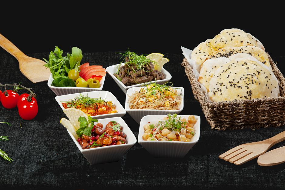 variedade de pratos de comida saudável com pães e saladas, ideal para um artigo sobre alimentação balanceada e culinária saudável