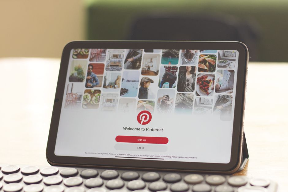Tela de dispositivo apresentando a página de login do Pinterest, refletindo o tema de redes sociais e criatividade digital.