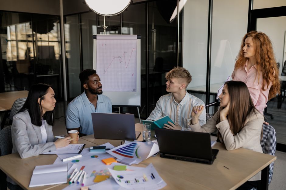 Reunião de equipe discutindo estratégias de negócios e análise de crescimento em ambiente corporativo.