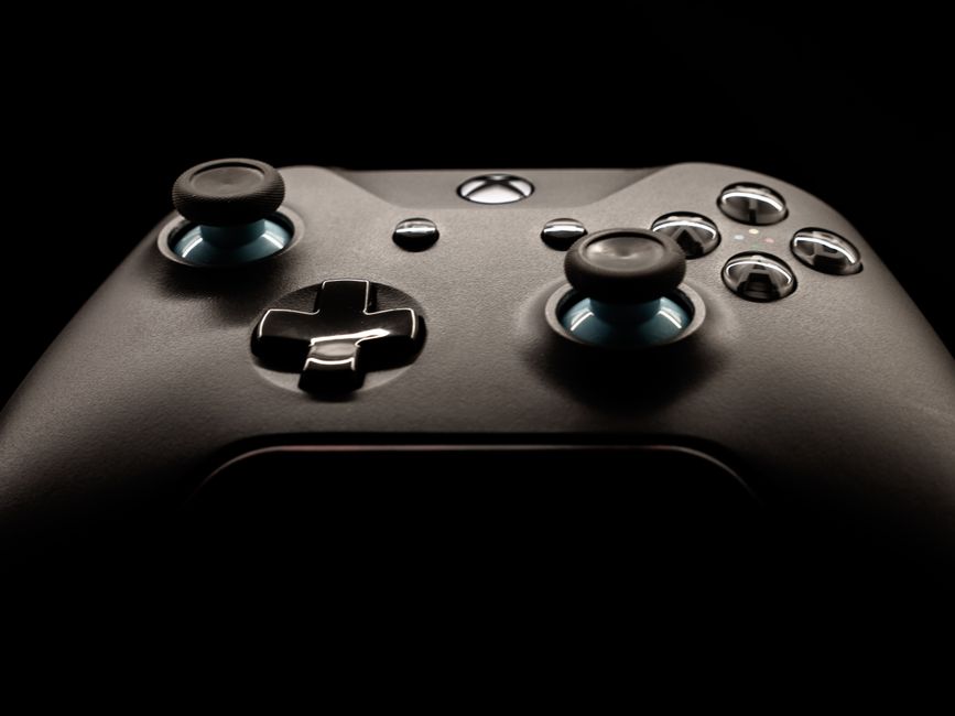 Controle de vídeo game com foco em lazer e tecnologia, representando diversão e entretenimento digital.